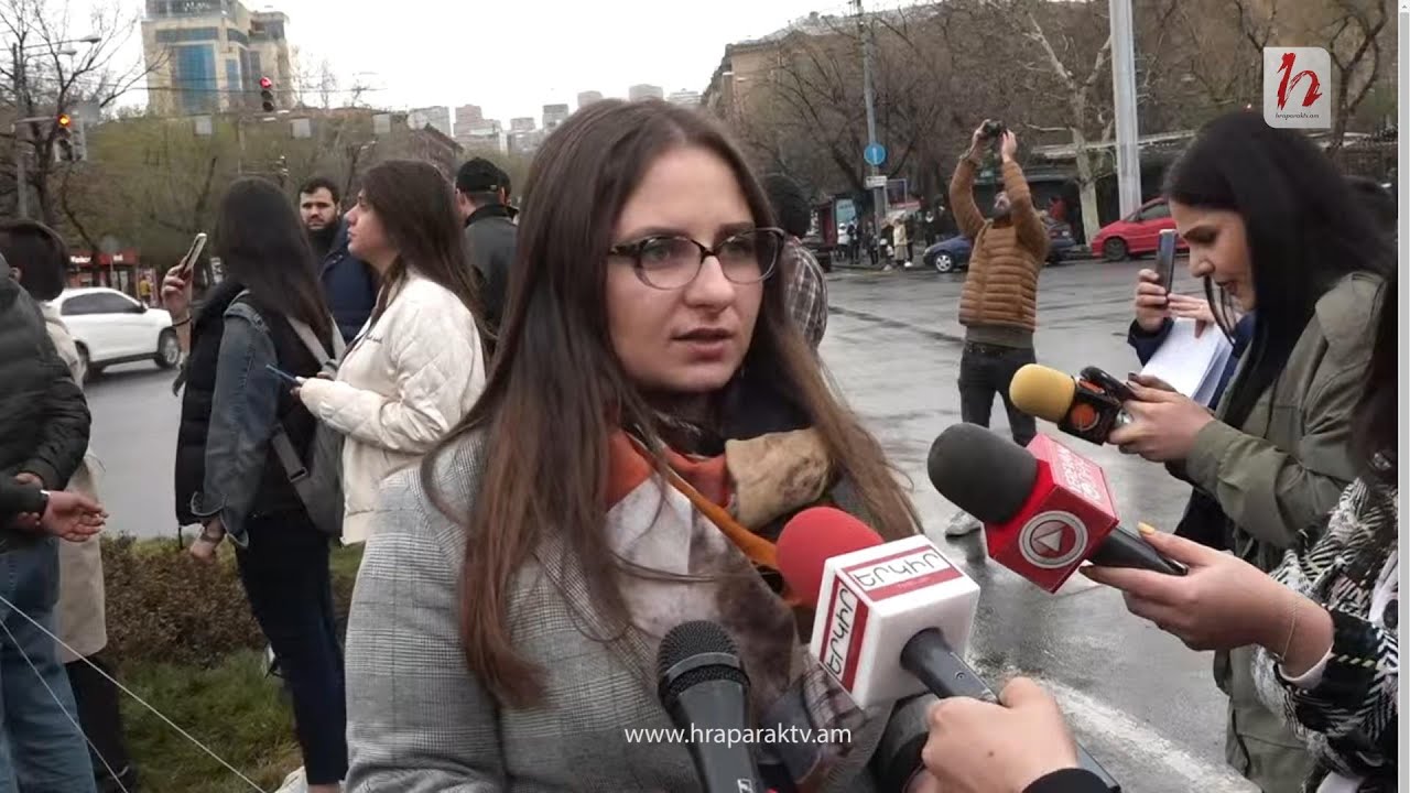 Ակտիվիստները փոխում են «Սասնա ծռերի» պղծած Արցախի դրոշը Ֆրանսիայի հրապարակում. ուղիղ