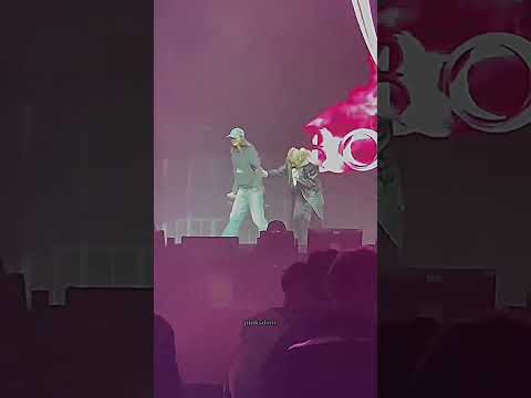 Rose's mic and Lisa's hand🤣🤣poor lisayaa😥#lisa#rose#blackpink#short