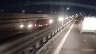 Auto contromano sulla superstrada di Napoli: camionista la blocca e evita l'incidente