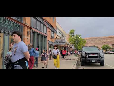 Caminhando pelo centro de Moab, Utah.