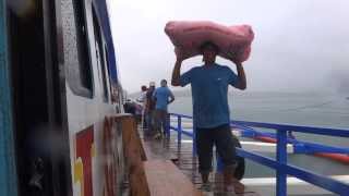 preview picture of video 'Descarga mercaderías Lqp en  puerto Dapa (Siargao, Filipinas).'