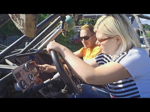 Driving lessons!! How will Aga cope with her first time behind the wheel? 😊🚙 Boys available