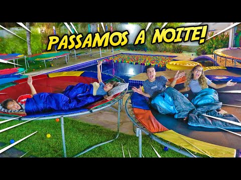 PASSAMOS A NOITE EM UM PARQUE DE TRAMPOLIM COM CRIANÇAS!