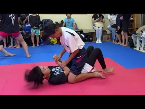 女子中学生の柔術スパーリング