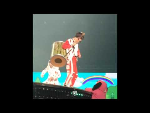 150927 SHINee WORLD IV IN BANGKOK TAEMIN - Woof Woof♡