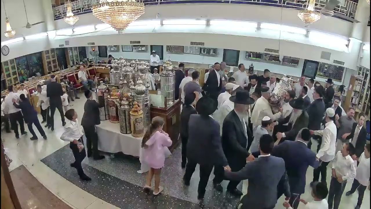 הקפות שניות שמחת תורה בהשתתפות הרבנים