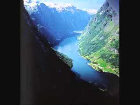 Naar fjordene blaaner - Sung in Norwegian by United Scandinavian Singers of New York.wmv