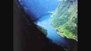 Naar fjordene blaaner - Sung in Norwegian by United Scandinavian Singers of New York.wmv