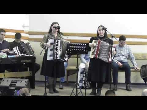 Larisa si Damaris    (Ramai cu noi caci e spre seara)