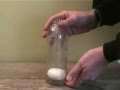 Cum bagi un ou intr o sticla 