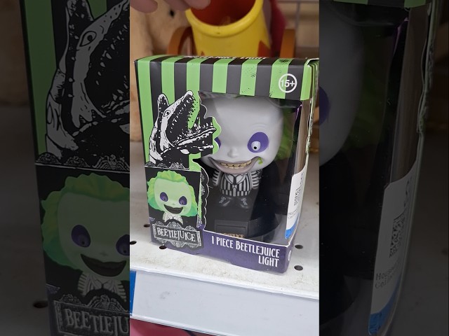 Vídeo relacionado con Paladone Beetlejuice Icon Accent Light - Producto oficial de la icónica película de terror retro, decoración de habitación espeluznante y regalo, accesorio gótico para dormitorio y luz nocturna para
