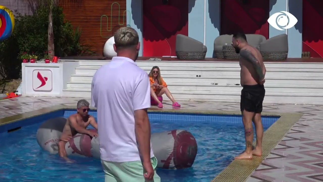 Momente gazmore/ Qetsori dhe Lorenci lahen në pishinë