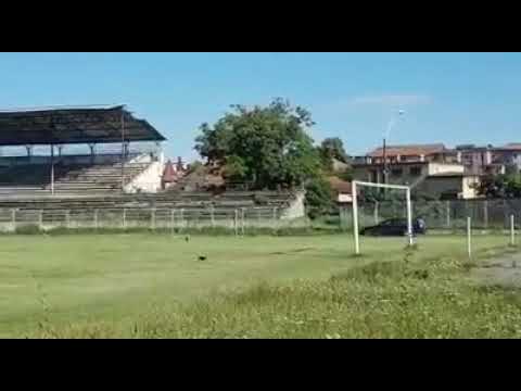 Cu mașina pe pista de atletism a Stadionului Metalul din Aiud