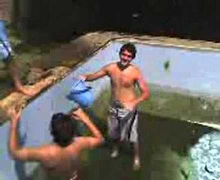 limpiando la pileta del abuelo estafador