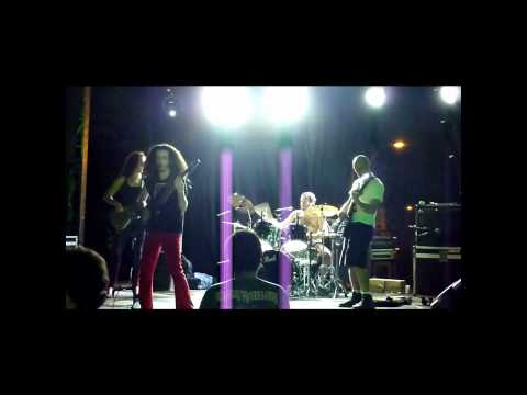 HUIS CLO - 03 - Bolsa Família (live, Grito Rock'12 Barretos)