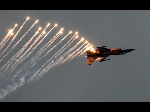 F16 fighter yet shooting flares