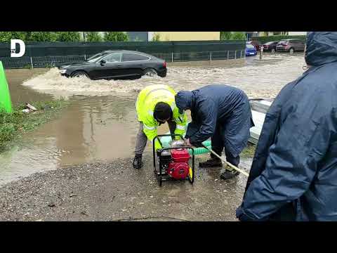 Mai multe străzi din comuna Dumbrăvița au fost inundate