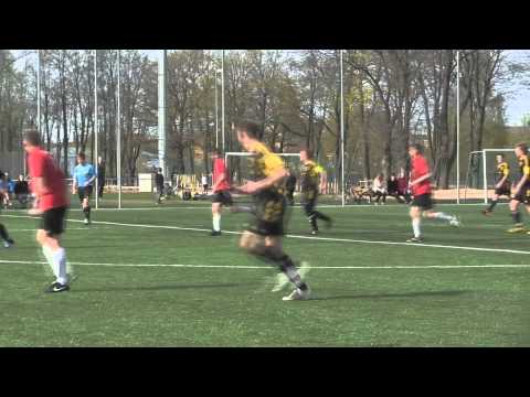 Kohtunik saab palliga pihta / Referee gets hit with the ball