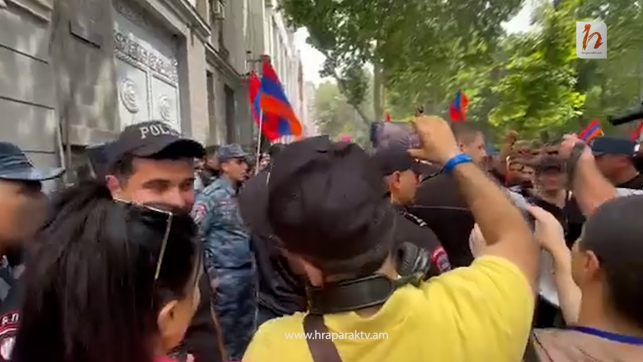 «Հեռու տարեք քթիս տակից». իրավիճակը լարվեց