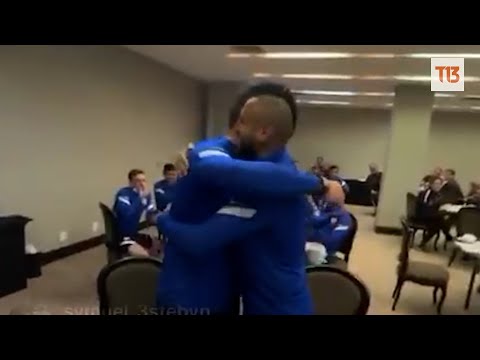 Claudio Bravo y Arturo Vidal se dan abrazo de reconciliación