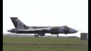 preview picture of video 'Avro Vulcan XH558 at RAF Lyneham 27th Sept 2009'