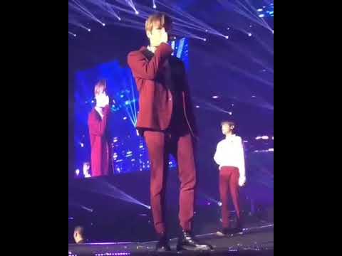 So sick and cough Daniel 강 다니엘 smile with his fan in the stage