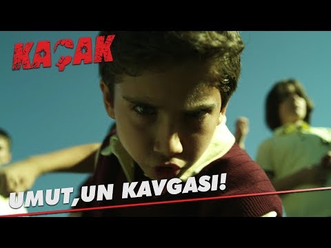 Umut,  arkadaşını dövüyor! - Kaçak