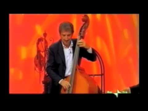 Gigi Proietti suona il contrabbasso con la Banda Osiris.