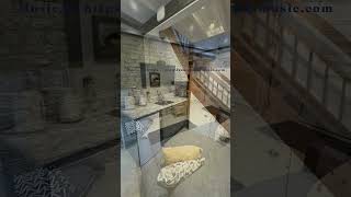 Tour of The Dog House, Mere