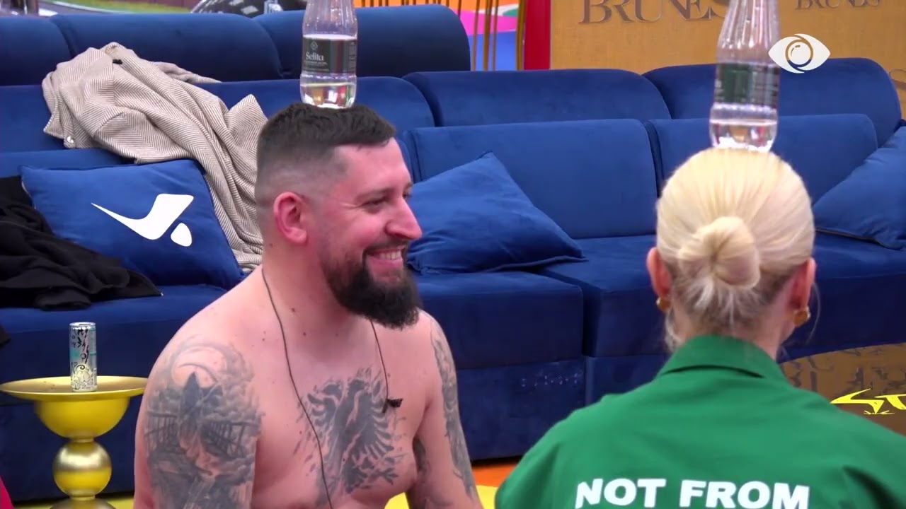 Momente relaksi mes banorëve/ Danja, Aldo dhe Indriti mbajnë në kokë shishet e ujit Selita