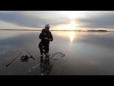 How thick needs to be the ice for nordic iceskating on a lake?