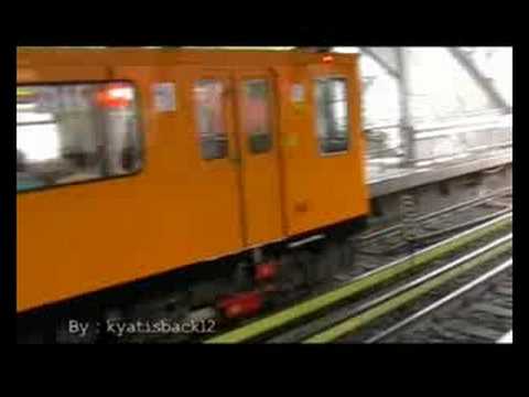 Ein - und Ausfahrt eines A3L82 U-Bahn Zuges