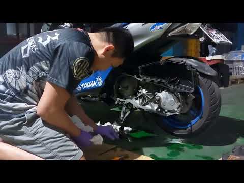 cleaning the cvt and change oil/gear oil of the yamaha smax v1 part 2.