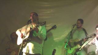 Shlomo Carlebach "RARE U'vne Yerushalayim" Benyamin Steinberg 2010 (הזמר והיוצר בנימין שטיינברג) - התמונה מוצגת ישירות מתוך אתר האינטרנט יוטיוב. זכויות היוצרים בתמונה שייכות ליוצרה. קישור קרדיט למקור התוכן נמצא בתוך דף הסרטון