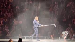 Michael Bublé ~ singing Dream A Little Dream of Me with girl in audience ￼