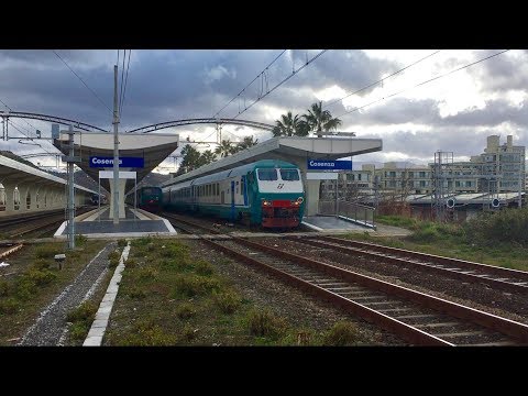 Stazione di Cosenza: treno proveniente da Sibari e treno in partenza per Reggio Calabria Centrale.