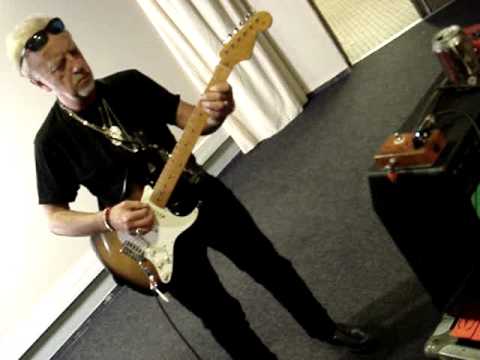 Thumbnail for Aerosmith Tour 2010 - Brad Whitford and his VL Effects Bullit 82' Reissue by Brad Whitford