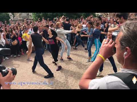 Roberto Bolle: flash mob in piazza della Scala