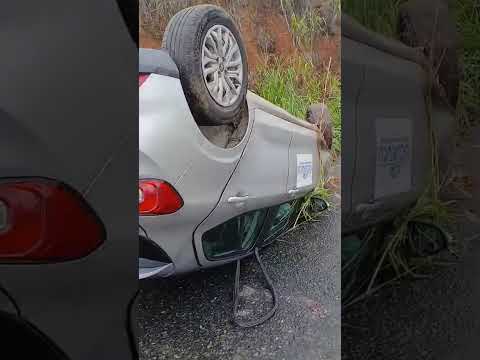 Carro da Prefeitura de Jucuruçu tomba na BA 284 a caminho de Itamaraju