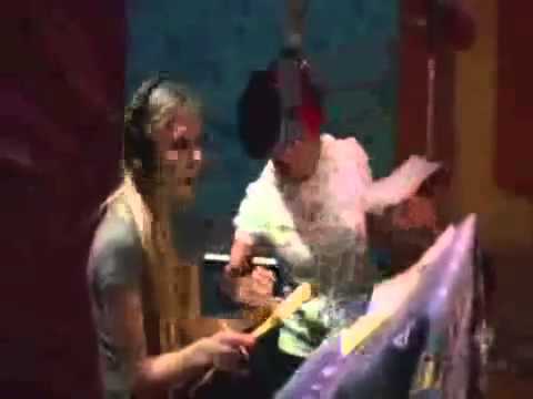 Avril Gravando Girlfriend Varios Idiomas