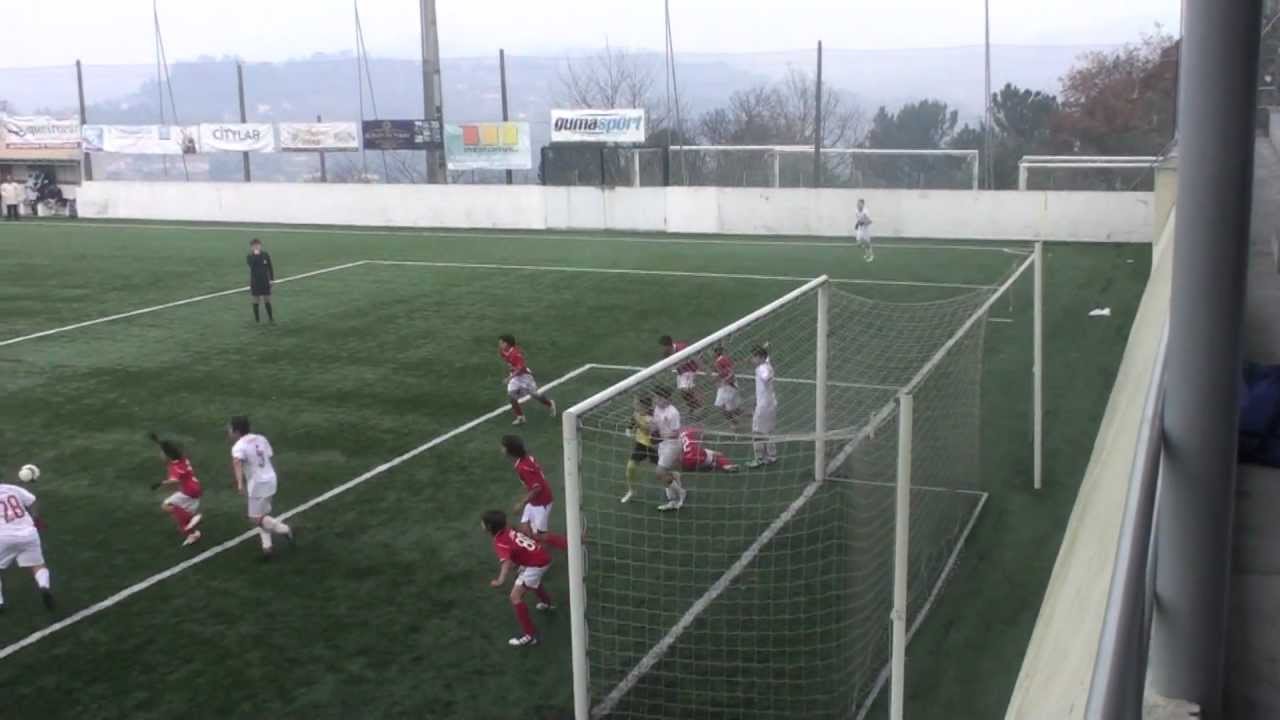 Tomás nº17 marca um canto espétacular.