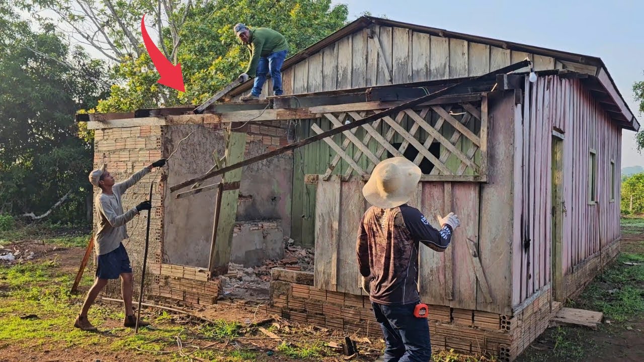 DERRUBANDO A CASA VELHA PARA FAZER A REFORMA 😱