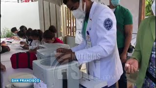 Mayores de 70 años acuden a vacunarse en SFM