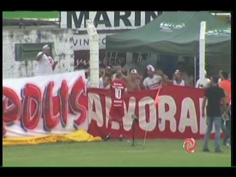 Torcidas do Internacional entram em confronto durante partida com o Veranópolis