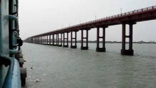 preview picture of video 'インド　ラーメシュワラムへの海上を走る鉄道1'