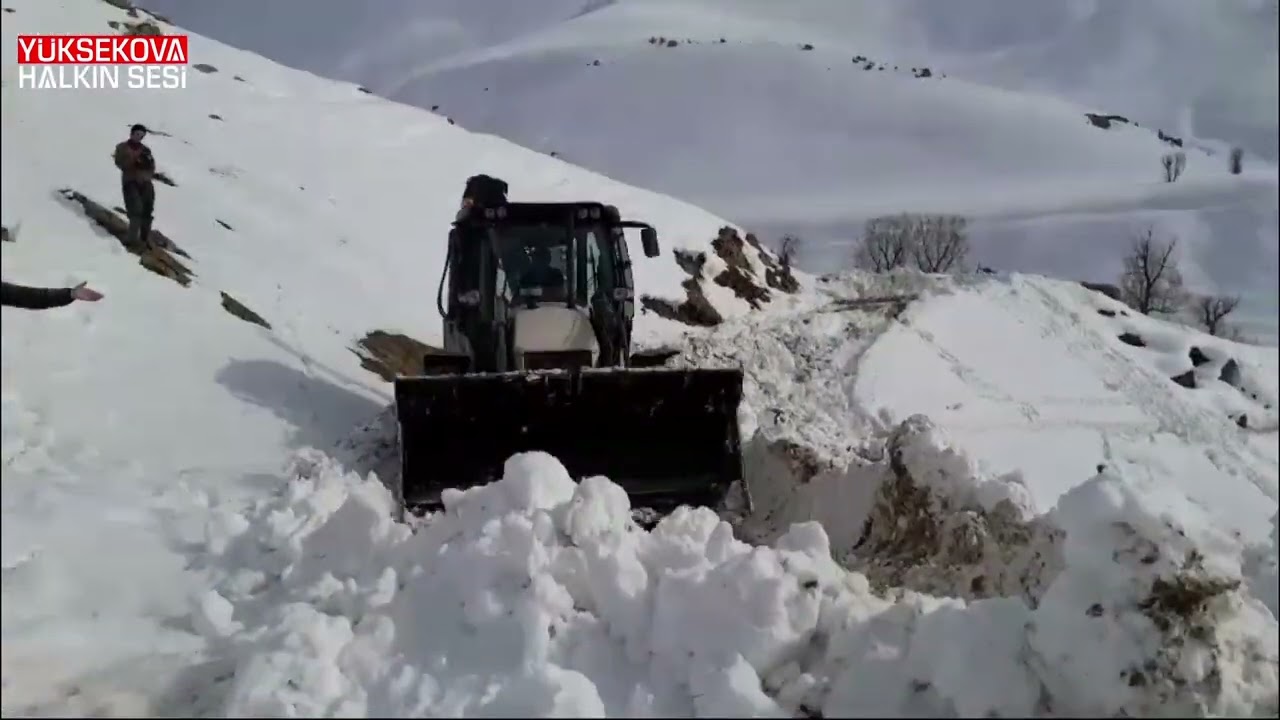 Yüksekova'da kardan kapanan köy yolları ulaşıma açıldı