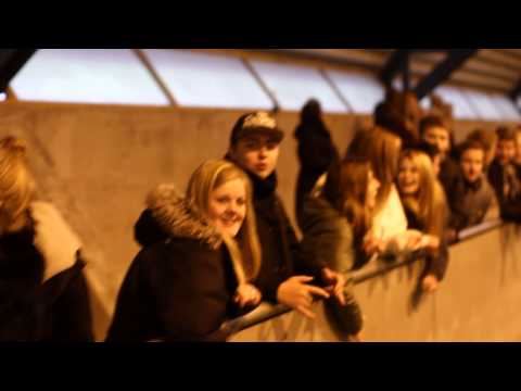 Sjølundsskolen - Strandskolen. Vild opbakning fra gæsternes tilskuere