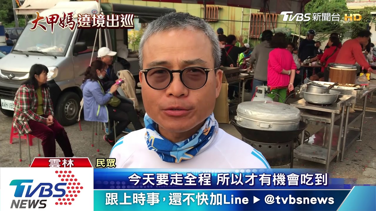 小比媽攜子「鑽轎腳」祈福 鑾轎特別抬高