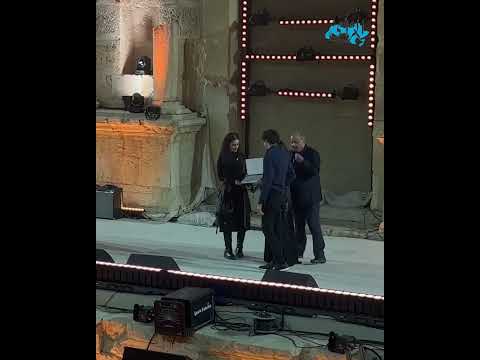 تكريم الفنانة زين الفلسطينية من قبل الأميرة جليلة بنت علي والأمير عبد الله بن علي في مهرجان جرش