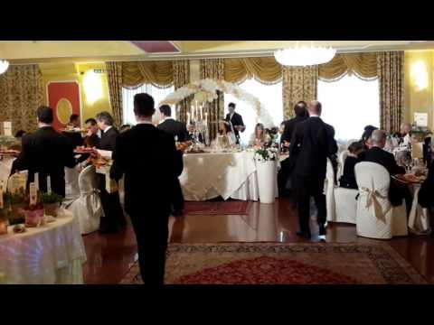 INGRESSO CAMERIERI CON ACCOMPAGNAMENTO MUSICALE - LA MASSERIA - ANIMAZIONE FRANCESCO BARATTUCCI